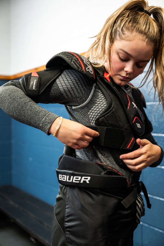 S24 BAUER WMNS PRO HARTIASUOJAT NAISPELAAJA